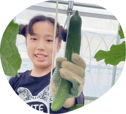 きゅうりを持つ女の子